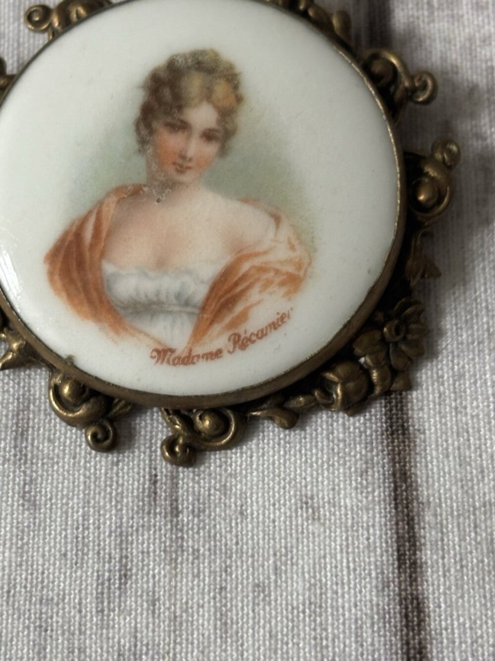 Antique Vintage Porcelain Portrait Pin Brooch Beautiful Lady Ornate Metal Edge - Picture 2 of 9